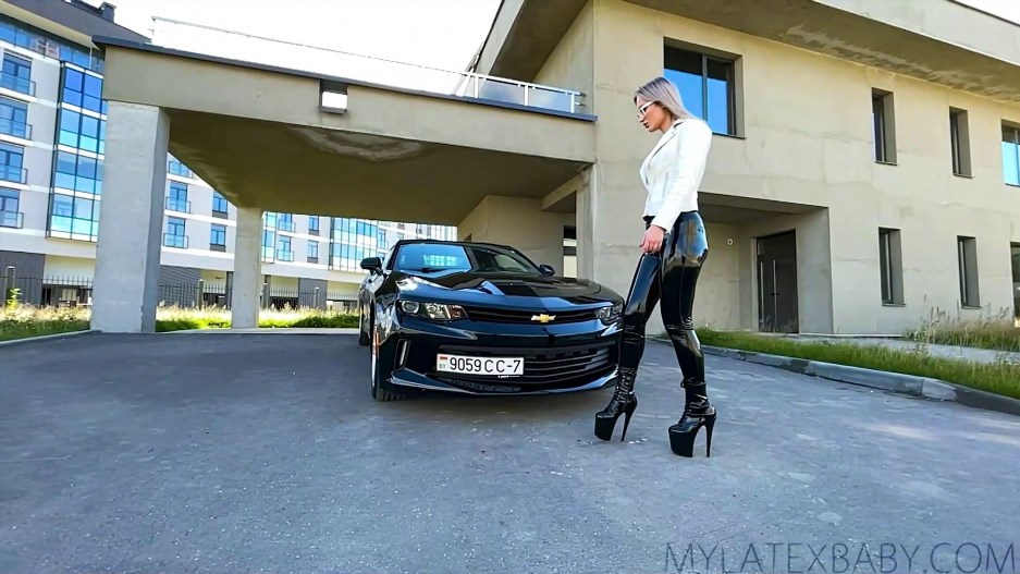 Acid Panther - White Diva With Black Bumblebee - MyLatexBaby